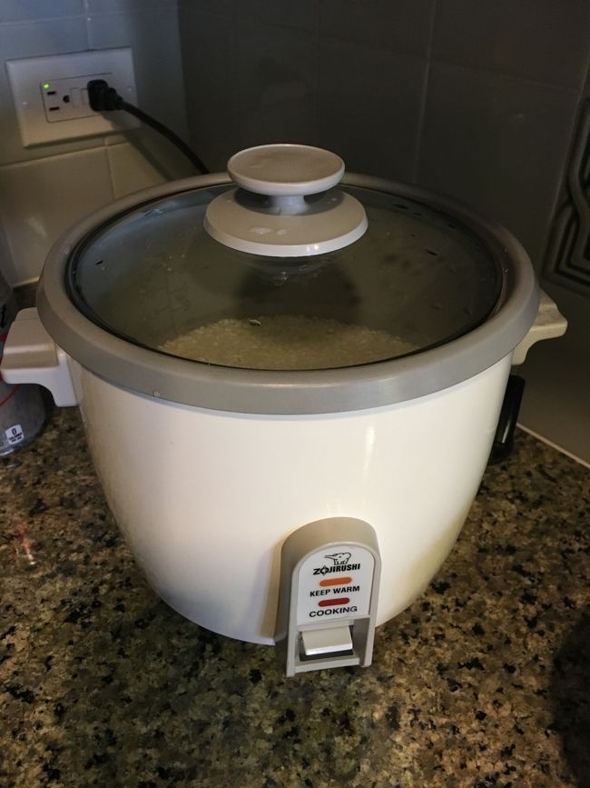炊飯器<br />お米浸してます😄<br />この炊飯器、炊けるの早くてスゴく良いです💕