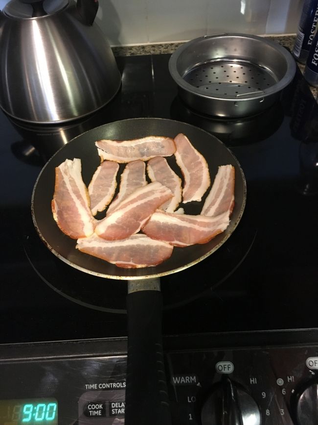 ベーコン焼いたり。<br />ベーコンのパックもアメリカ～ンなサイズなので、これを１食分として５食分ありました（笑）