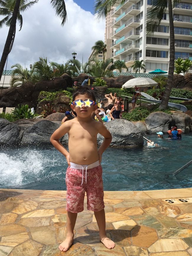 いきなり水着で失礼します‼️<br /><br />従兄弟たちの到着までプールで遊びます🏊‍♀️<br /><br />従兄弟たちはタロさんママの弟一家で、仕事の都合で１日遅れの到着１日早く帰国というスケジュールです。日本は台風縦断中だったので、飛行機飛ぶか心配しましたが、無事に飛んだようです✈️<br /><br />従兄弟たちは４歳と１歳で、歳も近いので、ひとりっ子タロさんはいつも遊んでもらっています。<br />ありがたいです😌