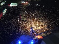 その夜、ホテルの部屋から見た市庁舎前広場。
大音量でロックコンサートが行われていた。