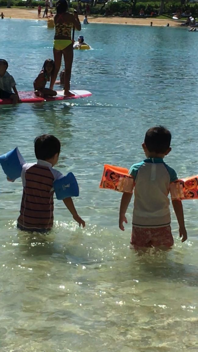 ラグーンへ移動です。<br />ラグーンの水は冷え冷え☠️<br />でも、２人はヘッチャラです。