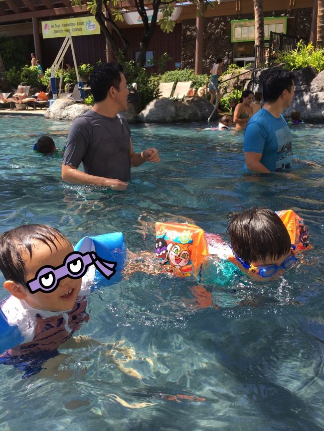 いきなり、タロさんオジと従兄弟のＫちゃん合流😅<br /><br />実は、タロさんがプールで遊んでいる間に弟一家が到着。<br />タロさんママだけでお出迎えし、荷物運んだりアレコレしたので、その間の写真は一切ナシ😂<br /><br />タロさん一家は一応ワイキキアンのオーナーさんですが低い身分のオーナーさんなのでポイントはいつも使い切り（笑）<br />弟一家は国内リゾートのオーナーさんなので、今回は楽天経由でラグーンタワーオーシャンビュー１ＬＤＫを５泊手配しました。