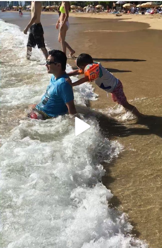 タロさんパパはデカイので、波でも、タロさんが押してもビクともしません。