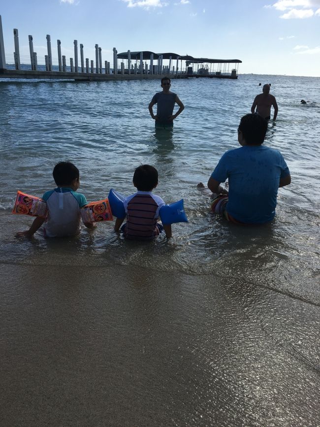 だんだんと陽も傾いてきました。<br /><br />この写真はタロさんママお気に入りです😄<br /><br />そろそろ今日の水遊びは終了しましょ。<br /><br />この後は２家族は別行動です。<br />２家族だと２ＬＤＫを借りる方も多いですが、私たちは四六時中一緒はお互いに気を使ったり、時間の使い方が違ったりするので、わざと別々にしました。<br /><br />弟一家は到着日だったので、ルームデリバリーをしてゆっくり過ごしたそうです。