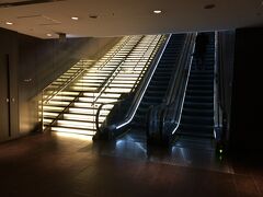 それ程並ばず保安検査場も抜けてサクララウンジに向かいます。
南のサクララウンジはエスカレーターの位置が北と逆なんですね？