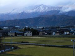 ルートイン長浜インターの客室からの眺め。
冠雪した山並みは伊吹山でしょうか。