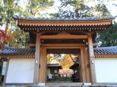 湖東三山とは. 滋賀県の湖東地域にある西明寺・金剛輪寺・百済寺の三つの天台宗 寺院の総称で琵琶湖の東側、鈴鹿山脈の西山腹に位置し、紅葉の名所と知られており 、 日本の紅葉名所百選にも選ばれています。