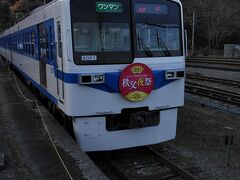 三峰口駅の一番端の線路に停まっていた秩父鉄道の急行等に使われる車両です。