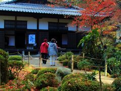 白門をくぐった参道の途中に、金剛輪寺の本坊明寿院があります。明寿院は、江戸時代の創建といわれ寺宝を多く保存し、かつて学頭所として使われていました。