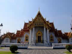 大理石寺院に来ました。正式名称ワット・ベーンチャマボピット、タイの子供達覚えるのが大変だね。