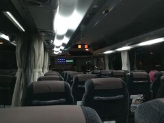 今度の長崎－福岡・九州号は車種を忘れましたが、新車のニオイがするほどの新車でした。