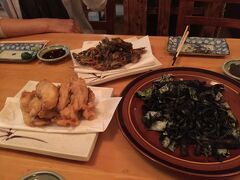 夜は刺身、モズクの天ぷら、白身魚の天ぷら、イカスミ焼きそばなどなど