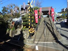 腰越には 和解のため源義経が兄 頼朝へ送った手紙 腰越状を書いた寺、満福寺があります。

線路と寺の階段が大接近（笑）、

満福寺
http://www.manpuku-ji.net/