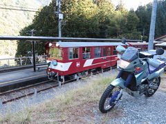 で、やって来たのは接阻峡温泉駅。

こんなおもちゃみたいなかわいいトロッコ列車が走っています。
ちょうど出発するところでした。
