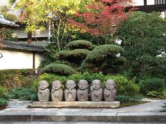 九条だから東福寺に近いかと来てみたが、意外に距離があり30分ほど歩いてしまった。
並ぶ石仏が愛らしい。