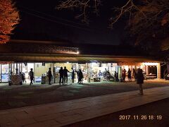 夜の売店群も明かりが煌々と…