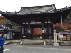 琵琶湖の東岸を走り紫式部ゆかりの石山寺へ。