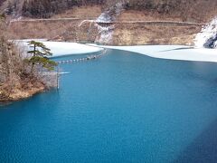 ダムの上から《奥四万湖》を眺めましたが、コバルトブルーをしたとても美しい湖面です。

つうか、実物見るとマジで綺麗。なんでこんな綺麗な色してるんだ？