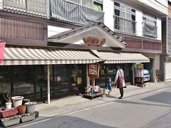 塩之湯飲泉所の向かいには、お土産屋の《楓月堂》があります。入口でお店の方とその子供が遊んでいます。ああ、こういうほっこりする風景に弱いんだよなあ。