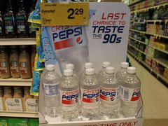 レナーズの後はすぐ正面のスーパー Safeway に来ました。

透明なペプシが売っていましたが、1本＄2.29とはお高いですね。
日本でも透明な飲み物が流行っていますが、アメリカでも同じなのでしょうか。