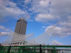 神戸海洋博物館
ちょっと雲が減ってきて青空も覗いてきました。
