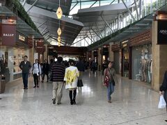 ２日目 午前　東涌
「CITYGATE OUTLETS」
相方さんには鞄（結婚25周年＝銀婚式）
母と妹には財布（土産）をプレゼントした