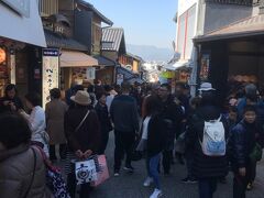 平日にも関わらず多数の観光客です。
清水寺は超人気スポットです。