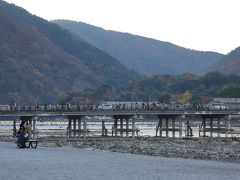嵐山は平日夕方でも人が多かったです。

今回は阪急嵐山駅より渡月橋を渡り移動しました。