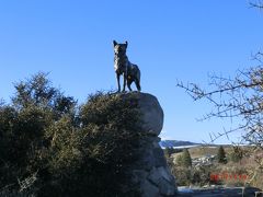 バウンダリー犬の像
Boundary Dog Statue
が教会の東の丘の上に立っていた。
羊飼いの犬ですが下から空に向かって見上げると格好いい強そうな犬に見えます。
