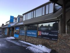 レイク テカポ 観光案内所
Lake Tekapo Information Centre
は、スーパーマーケット four square と同じエリア内にありました。
ツアーで行く善き羊飼いの教会やデカポ湖畔のこの付近、星空ツアーなどのパンフレットをもらいました。