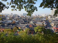 梧木台（オモクテ）からの全州韓屋マウル
古い韓屋ではなく、観光用に最近造成された景観である。
その中を貸衣装のチマチョゴリをきた韓国の若い人々が散策していた。
