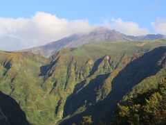 鳥海山は秋田県と山形県にまたがっている山です。 
今度は山形県側の五合目：鉾立というところへ。 

雲が多いのがやはり気になるけど青空バックの鳥海山は美しい。 
今日は登山日和なのか、たくさんの登山者が降りてきました。 