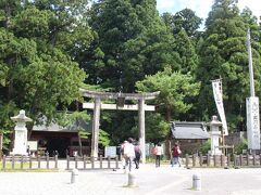 鶴岡駅からバスで４０分。 
羽黒山神社随神門前で下車。 
ここから羽黒山神社までは山伏のように１時間近く山道を登っていきます。 

頂上の神社まではバスでも車でも行けるので歩いて登っていく人はそんなに多いと思わなかったが結構人が多い。 
最近は「パワースポット・ブーム」もあるし、「ご利益」を求めて、みなさん「修行」するようです。 
