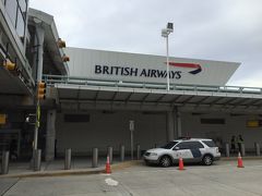 米国・ニューヨーク『ジョン・F・ケネディ国際空港』ターミナル7

1970年にブリティッシュ・エアウェイズのターミナルとして完成した
ターミナル7の写真。

昨年（2016年11月）のニューヨーク旅行は、JALのプレミアムエコノミー
クラスを利用したのでターミナル1でしたが、今回はお馴染みの
ターミナル7です。

そう言えば、ターミナル7を使用していたユナイテッド航空は、
2015年10月24日をもってJFK国際空港における全てのサービスを
終了したことから、ユナイテッド航空の航空会社ラウンジである
『United Club』も無くなっていました・・・。

現在、ターミナル7は改装作業が進められていて2018年末に完了予定
とのことです。

ここまでの旅行記はこちら↓

<ANAビジネスクラスで秋のニューヨークへ ① 2017年6月1日より
羽田空港国際線旅客ターミナルの『ANAラウンジ』の食事サービスに
嬉しい変更が♪ 「羽田空港 ANA LOUNGE シェフサービス」、
クレジットカード会社ラウンジ『スカイラウンジ』＆
『スカイラウンジアネックス』(^^♪>

https://4travel.jp/travelogue/11298101

<② 羽田国際空港－JFK国際空港間の全日空ビジネスクラス
（ボーイング777-300ER）の機内（ファーストクラスシートも！）、
食事＆デザート＆アルコール♪ ラウンジでセーブした分、
今回も思う存分飲みまくり＆食べまくります (*´ω`*)>

https://4travel.jp/travelogue/11298387
