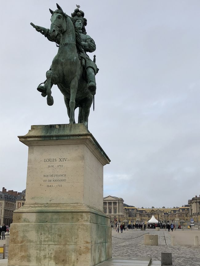 最後にルイ14世。<br /><br />こちらが正面入口なのだと思います。<br />最後にお会いしました。<br /><br />このあと、帰りのバスの乗り場を間違えかける→さらに別のバス停から乗ったバスも怪しいと気づき飛び降りてちょうど止まった横のバスに飛び乗る→なんとか駅まで着く…。というパニックを味わいました。<br /><br />時間と体力がある方は帰りは歩いたほうがわかりやすいかもしれません。<br />行きのバスは駅前からすぐなので大丈夫と思います！