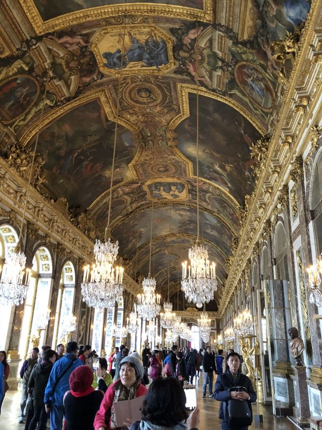 有名な鏡の回廊。<br />混んでました。<br />中国と韓国のツアーの方と重なったのか、<br />どう写真を撮ろうとしても写り込みます。<br /><br />思ってたよりずっと長くて天井も高く圧巻！<br />