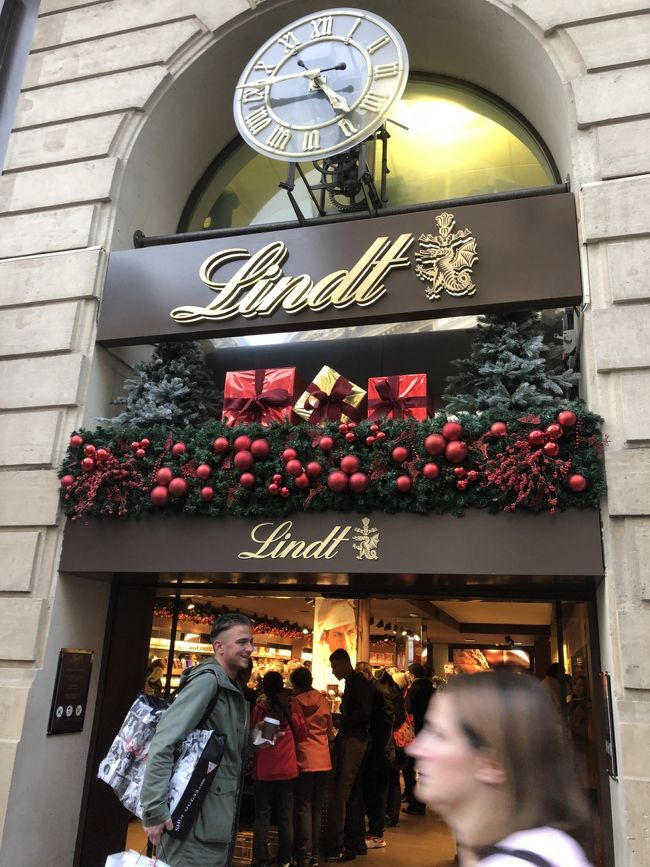 つぎに有名なチョコ屋さん。<br />とっても混んでました！<br />会社へのお土産にチョコのセットを購入。<br />いろんな味があり美味しそう！<br />