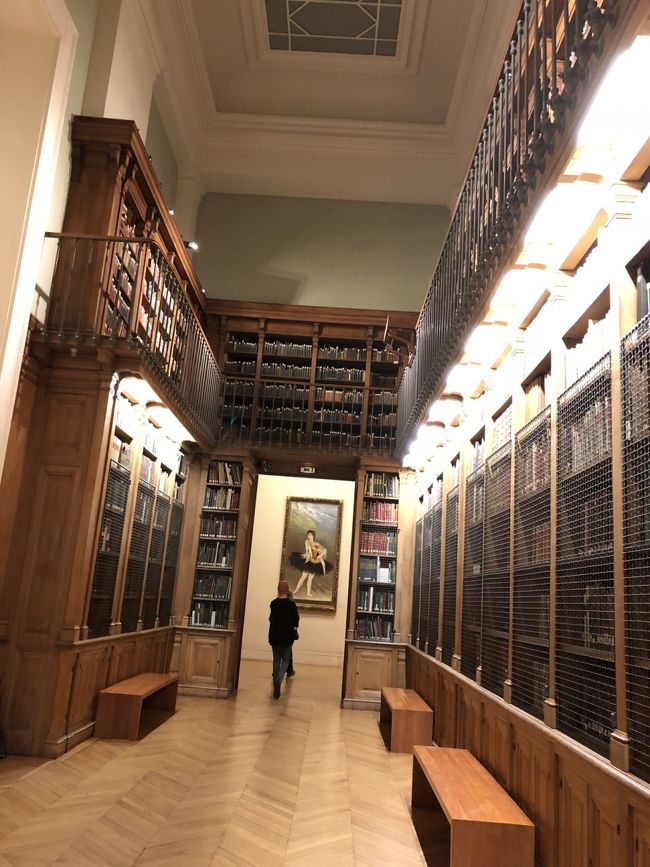 奥にはハリーポッターの世界みたいな図書室も。<br />実際に上の階の本を職員の方が見ていました。<br />ステキな雰囲気。<br /><br />最後にどうしても天井画が諦めきれず、<br />係の方に、写真を見せて「これを見たいです」と伝えたところ、<br />「今日はリハーサルでダメ！明日も明後日も大丈夫とは約束できないけど、事情を話してスタンプを押してもらいなさい。それで旅行の間に再度チャレンジしてみて」<br />と言われ、チケット確認をした入口まで戻り、担当の方にスタンプを押してもらえました！<br />次の日は予定があるので無理ですが、最終日に時間があるので再度チャレンジすることに。<br />ありがたや！