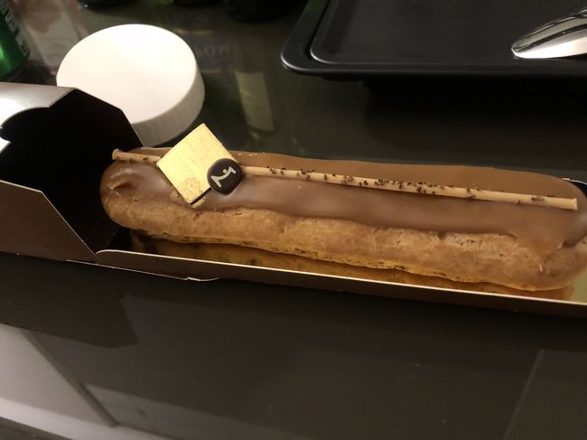 マドレーヌにある、エルベシャプリエ（バッグ屋さん）に向かう道の途中で、行きたかったメゾン ド ショコラを発見！<br />エクレアとマカロンを購入しました。<br />写真の技術の関係であまり美味しそうに見えませんが、とっても上品なお味でした！