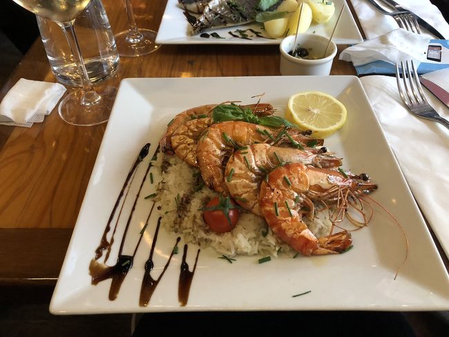 エビのグリル？<br />すごく美味しかったです。<br />付合わせのご飯もキノコが混じってリゾットみたいなかんじ。<br />フランスで久しぶりにご飯を食べれたー。<br />この旅いちばん、美味しかった。<br />お値段もそんなに高くなく、店員さんもとっても気さくでオススメのお店です。