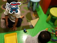 現在住んでいる国を深夜に出発してドイツで乗り継ぎ、ヘルシンキに着いたのが午後3時くらいだったかな？あまり写真撮っておらず…；
空港から電車でヘルシンキ中央駅に向かい、徒歩１０分ほどかけてホテルにチェックイン。ロビー横にキッズスペースありです。
石畳の上をスーツケース＆ベビーカー押して歩くの大変でした…

北欧を席巻するホテルチェーン、スカンディック・マルスキです。
ロケーション良好、設備は新しくはないですが部屋は広く、バスタブもあります。
デパートのストックマン、ムーミンショップやマリメッコが入っているforumが徒歩数分の場所にあります。
値段もそう高くなく、日本人ツアーの団体も利用していました。

そうそう、空港で、旦那がフリーのプリペイドsimを購入し、この旅行中のナビなどは全てそれにお世話になってました。7ユーロでデータ上限なし、他の国でも100ｍｂまでは0.5ユーロで使えました。