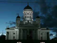 ヘルシンキ大聖堂、私たちは行けるチャンスがなく；旦那が夜の散歩中に撮影。これは２２時くらいだと思います。7月下旬だと21時ほどでも青空が見え、人通りもけっこうあります。