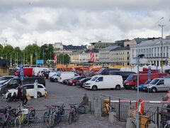 二日目、歩いて港へ。ホテルから公園をつっきってまっすぐ行けるので気持ちがいいです。
マーケットでは旬のベリーが山積みで売ってます。いちご、ブルーベリー、サクランボの詰め合わせを買いましたがとてもフレッシュで美味しかったです。