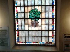 これは、バスク議事堂にあるゲルニカの木のステンドグラスのレプリカ。