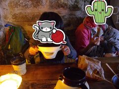 地球の歩き方に載っていた、昔風のレストランにて昼食。店内かなり薄暗いです。中世風のコスプレをした、キャラの濃ゆいおかみさんが切り盛りしてます。
メニューはなく、スープ、ソーセージ、パイ数種類。味は二の次という感じなのかと思いきや、どれも美味しかったです。スープは具沢山で、鹿？トナカイ？deerの出汁も入っているそうです。ミートパイとほうれん草のパイ、ちょっと油っこいですがこちらも美味しいです。
店内奥でトイレが借りられます。広くないお店ですが、ガイドブックに載っているからか日本人も数組いました。
この後は、旧市街を散策して、スーパーで少し買い出しをし、午後3時ほどのフェリーでヘルシンキに戻りました。

※位置情報がうまく出て来ないんですが、お店の名前は「Ⅲ　Draakon」です。