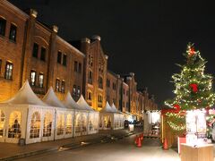 赤レンガ倉庫。毎年この時期クリスマスイベントが行われているが、今年はドイツ、ケルンの雰囲気を再現している。
奥には12mのツリーが・・・