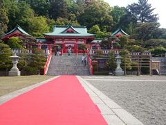 まさに織姫神社と言う名にふさわしい、朱色をしたとても綺麗な本殿です。