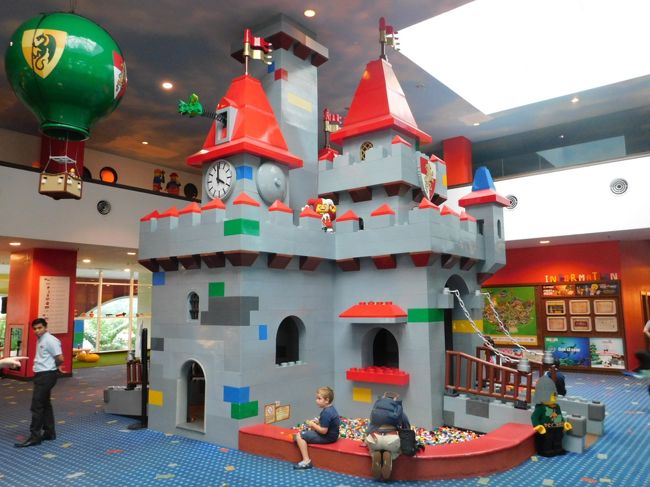 ホテルのエントランス。<br />ここも子供が１日遊べるくらい楽しめます。<br />この期、シンガポールへ移動。<br />