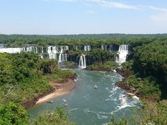 終点の一つ手前、ベルモンドホテル前で下車。
前日に乗ったボートが下に見えますが、そこはお隣の国アルゼンチン。日本人には何とも不思議な感覚です。