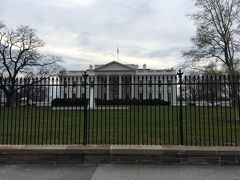 翌日、ホワイトハウスまで歩きました。

想像していたよりも小さくてびっくり。